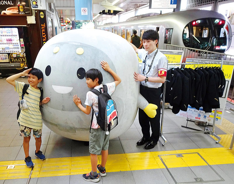 西武新宿線本川越駅で行われた「Laview夏まつり」＝川越市内