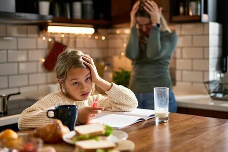 夏休みの宿題は計画的に（写真：f.t.Photographer /Shutterstock.com）