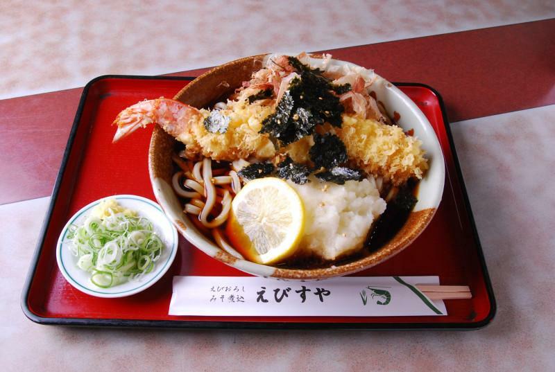 えびすや大治店の海老おろしうどん1350円。きしめんにすると1400円