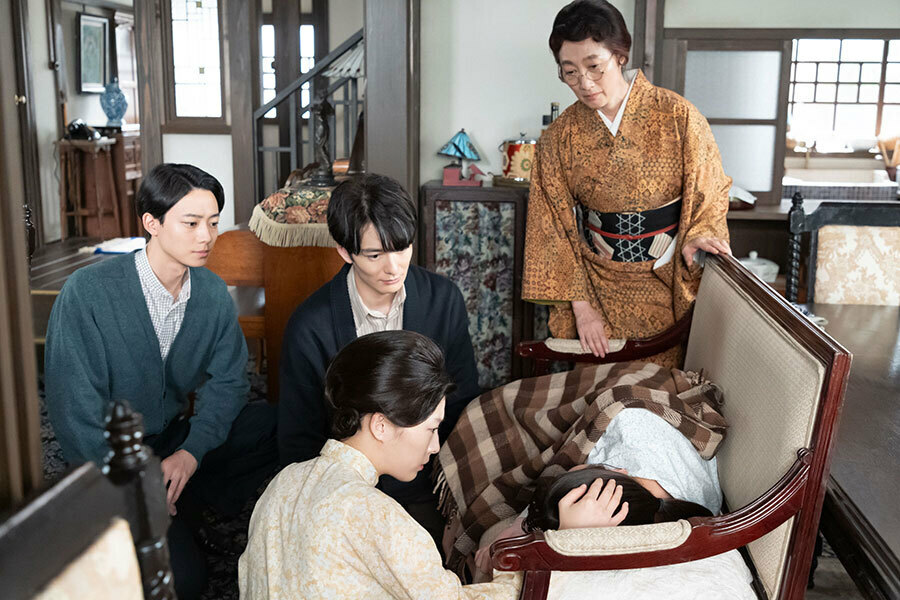 『虎に翼』第110回より、ソファーに横たわる優未（毎田暖乃）に寄り添う寅子（伊藤沙莉）たち（C）NHK