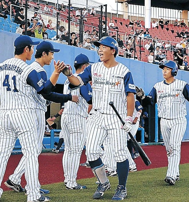 二回裏、２ランを放った石川の川﨑俊哲選手＝金沢市民野球場