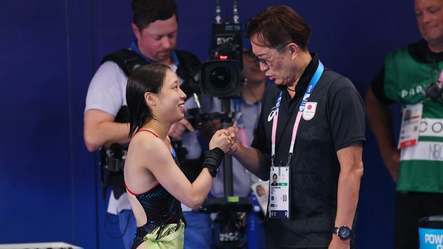 決勝を決めた荒井祭里選手と馬淵崇英コーチが笑顔でグータッチ(写真：YUTAKA/アフロスポーツ)