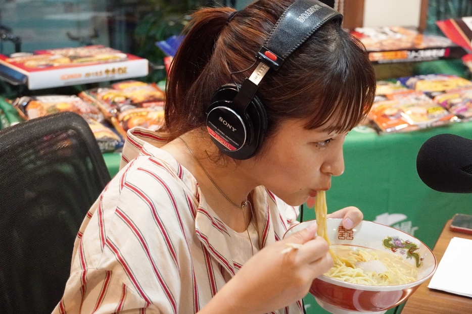 「お水がいらない 天下一品」を試食する近藤夏子さん