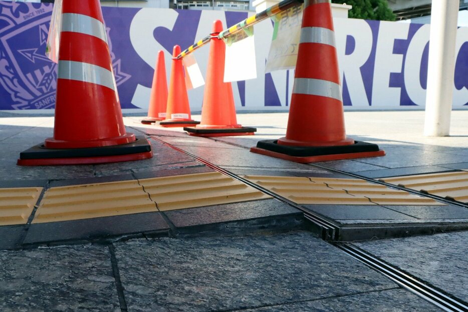 新白島駅の連絡通路でタイルが隆起した現場