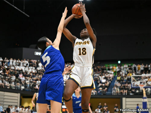 ペイント内で圧倒的な存在感を見せた京都精華学園のユサフボランレ［写真］＝佐々木啓次