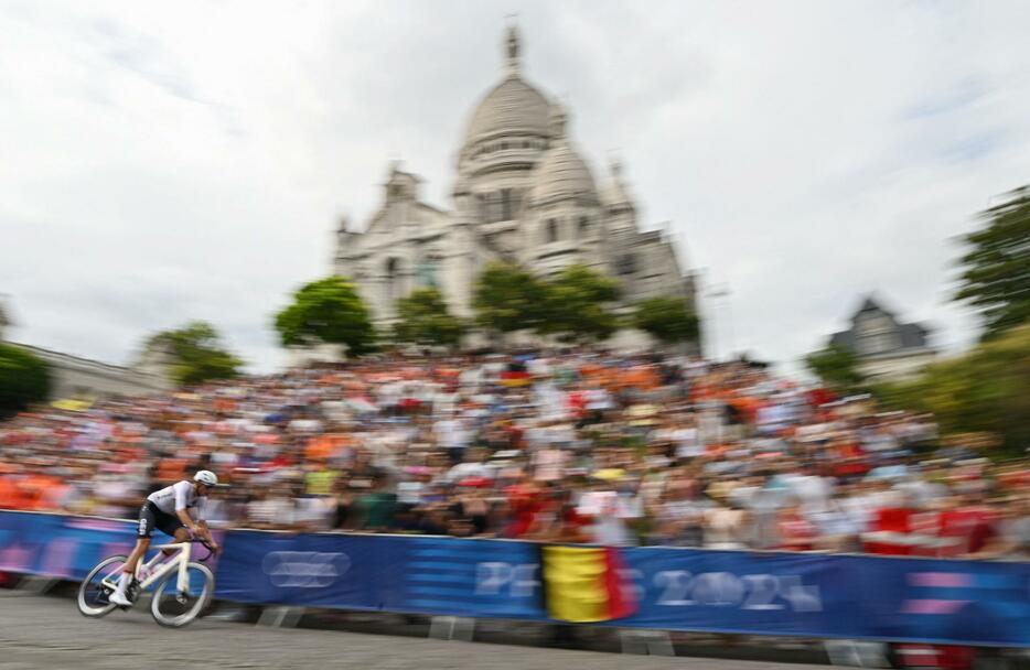 パリ五輪の自転車男子個人ロードレースで、モンマルトルの丘を走るドイツのニルス・ポリット＝3日、パリ（ロイター＝共同）