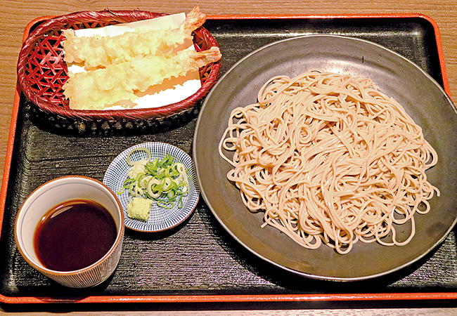 「えび天ざるそば」。よく冷えた十割蕎麦が喉に心地いい