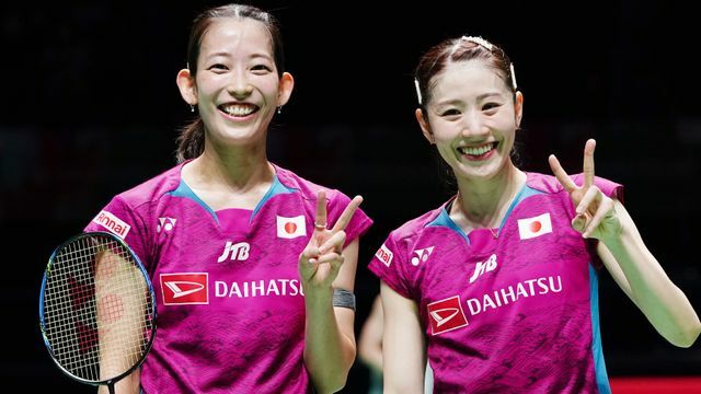 笑顔でピースするバドミントンの左から松山奈未選手と志田千陽選手(写真：アフロ)