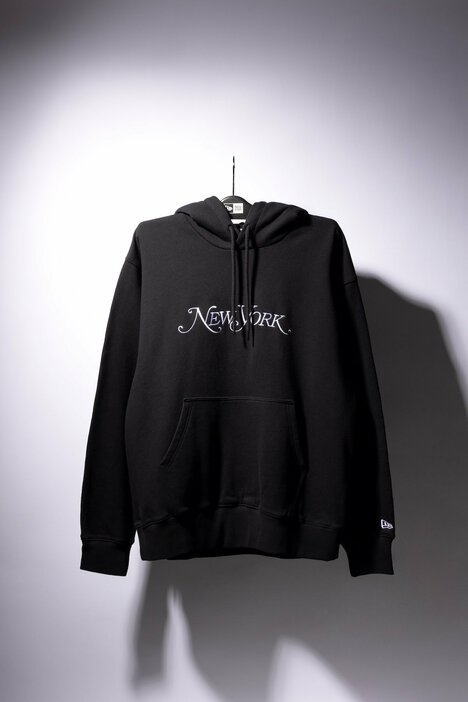 「Oversized Pullover Hoodie」1万1000円／ニューヨークマガジン × ニューエラ（ニューエラ）