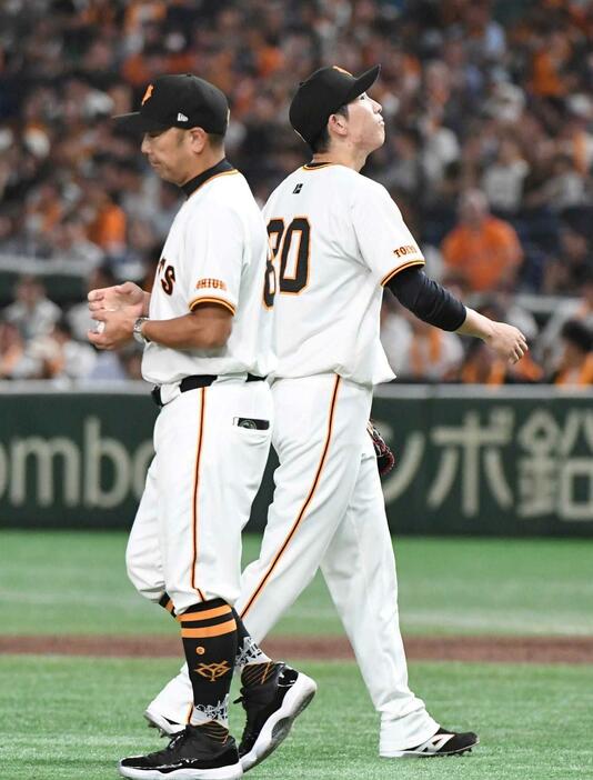 　９回、完封目前で同点に追いつかれ、降板する戸郷。左は阿部監督