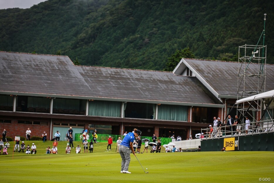 首位と2打差の4位発進