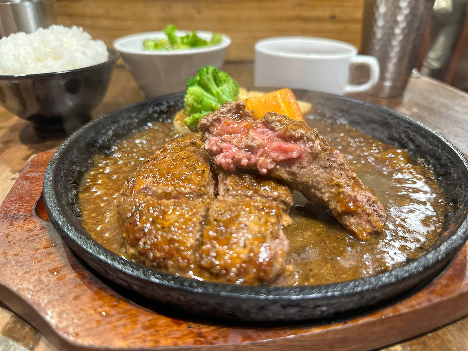 画像のハンバーグはS（180g）、ライスは中盛（200g）、サラダ・味噌汁付きで1500円で、焼き方はミディアム