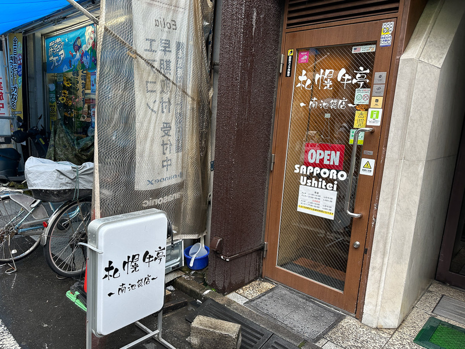 店は地下一階。入口は狭いけど入ると広いです