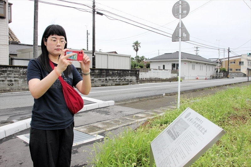 旧金房小の跡地を見学する中塚さん