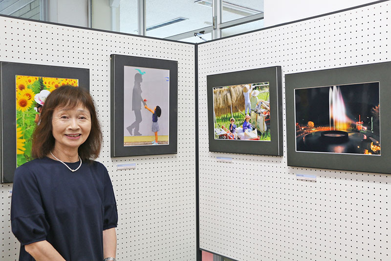 衣川地区センターで開かれている達下さん（左）と教え子の作品が並ぶ写真展