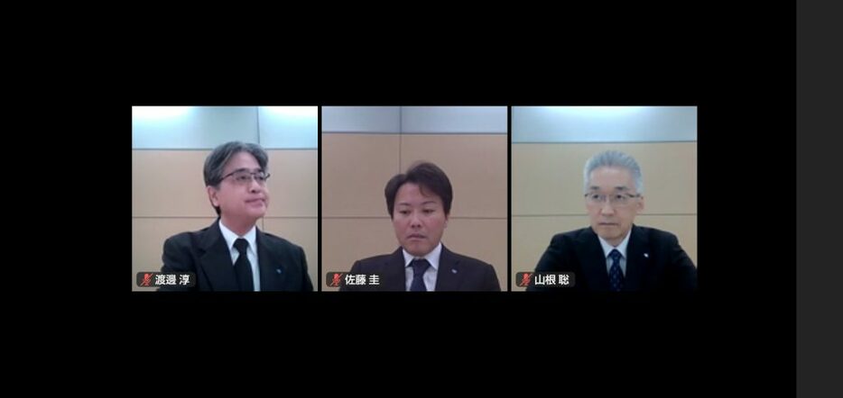 オンライン会見する小林製薬・山根聡社長（右）ら〈2024年8月12日午後〉