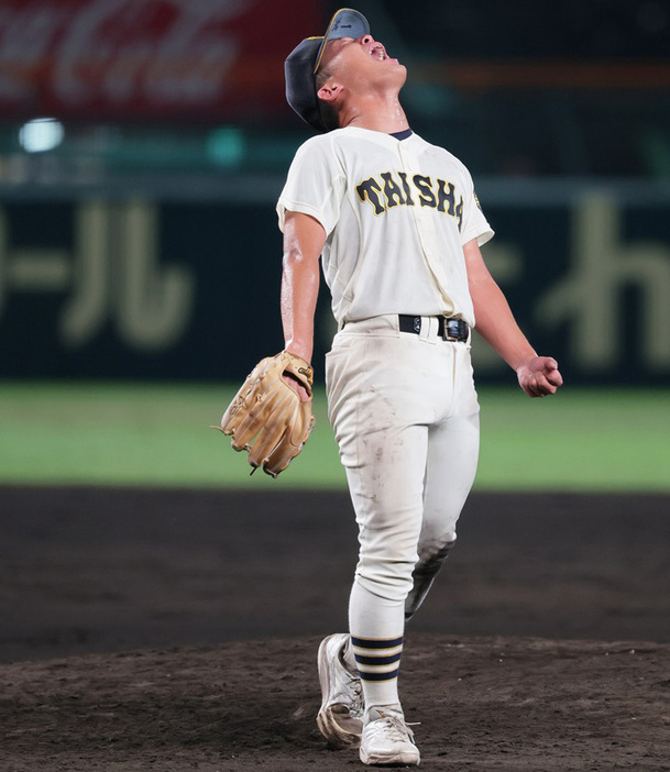 創成館高との2回戦では延長10回タイブレークを制して、107年ぶりの2勝を挙げた[写真=牛島寿人]