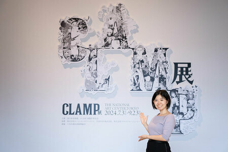 CLAMPファンのライター・宇野なおみ。「特に好きなキャラは知世と風です」。「CLAMP展」国立新美術館　2024年　展示風景。©CLAMP・ShigatsuTsuitachi CO.,LTD. ©C,ST/CEP