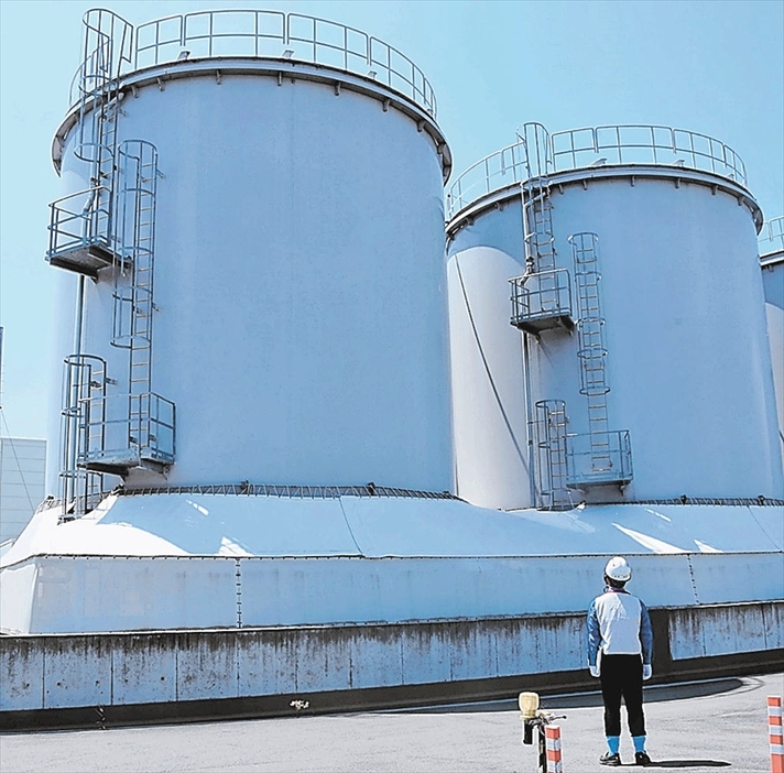 昨年８月からの処理水放出を終え、解体を待つタンク群＝９日、東電福島第１原発