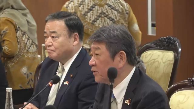 インドネシアにて国会副議長との会談に同席する梶山幹事長代行(左)