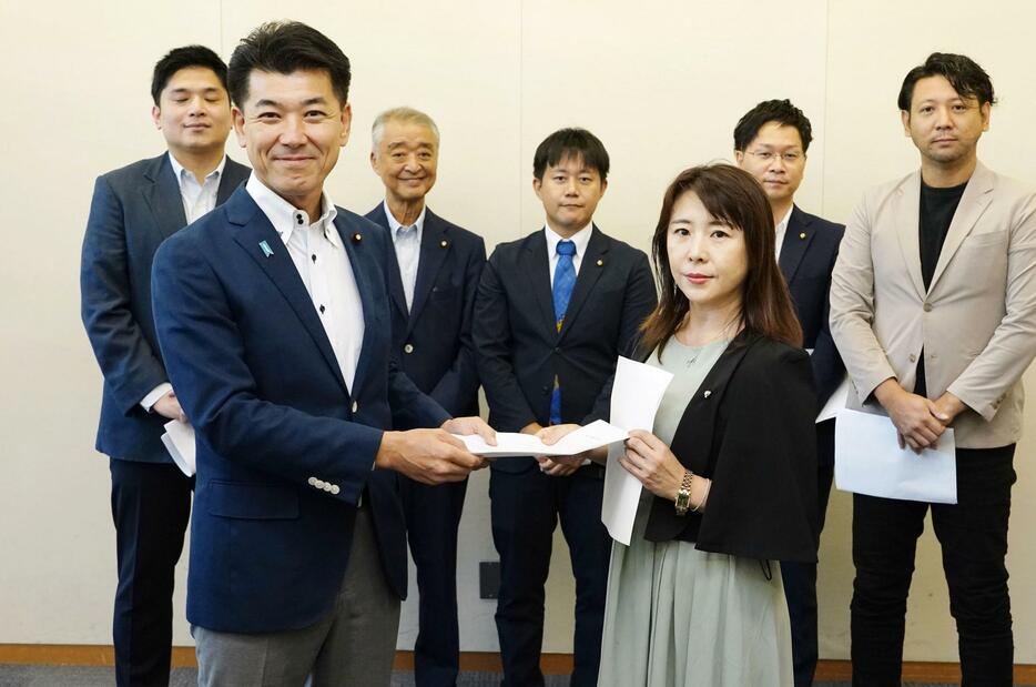 立憲民主党所属の地方議員有志から代表選立候補の要請を受ける泉代表（手前左）＝26日午前、国会