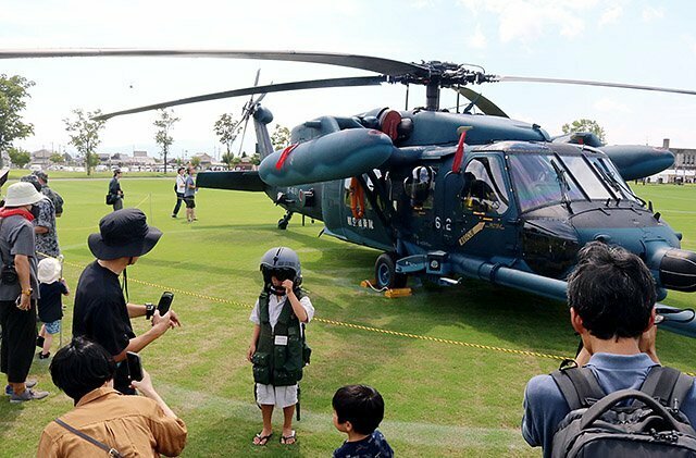 迫力の航空自衛隊ヘリを写真に収める来場者