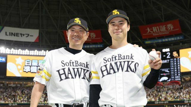 ウイニングボールを手にするソフトバンク松本晴投手と小久保裕紀監督(写真：時事)