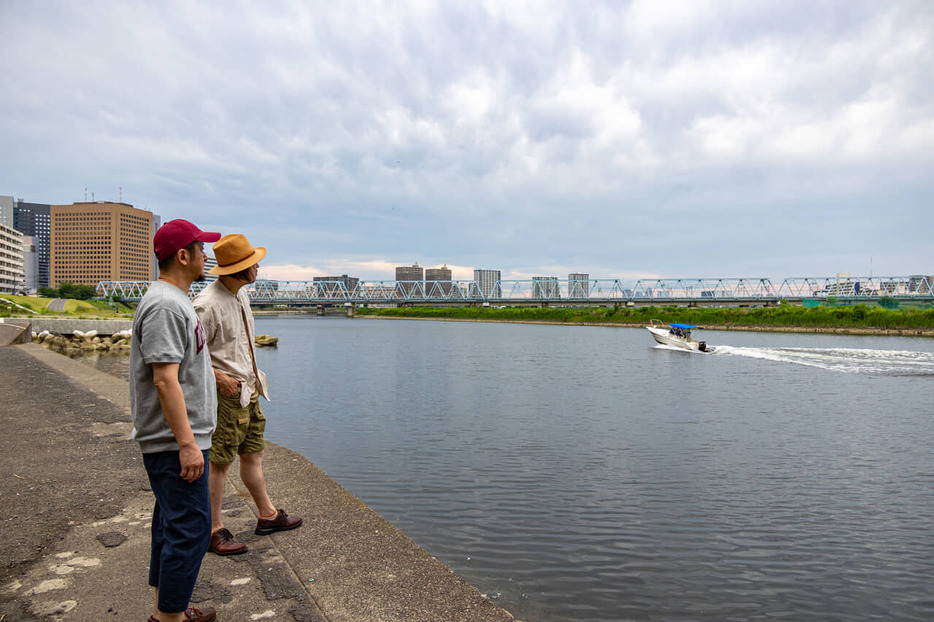 かつて数多の旅人らが行きかった多摩川。遠い目をすれば、渡し船が見えてくる……。