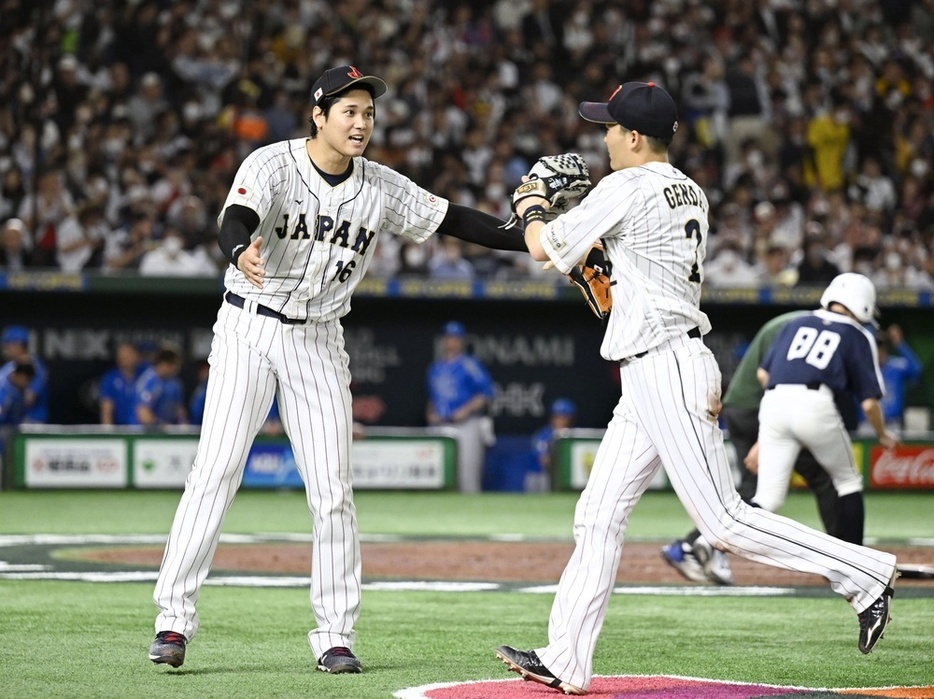 2023年WBCの準々決勝で源田（右）を迎える大谷＝東京ドーム