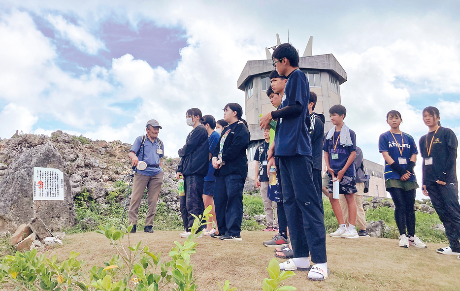 与論城跡を見学する与論中と国頭中の生徒ら＝6日、鹿児島県与論町