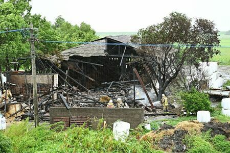 火災が発生した牛舎=佐賀市川副町大詫間