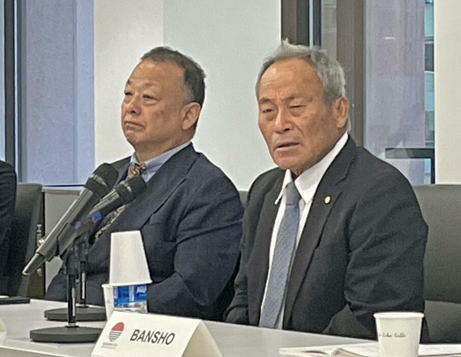 30日、ワシントンの会合で南西諸島の防衛力強化を訴える沖縄県与那国町の糸数健一町長（右）（共同）