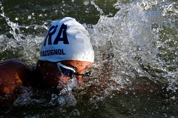 セーヌ川を泳いだ選手たちの多くが、レース後に炭酸飲料を飲むという。(C)Getty Images