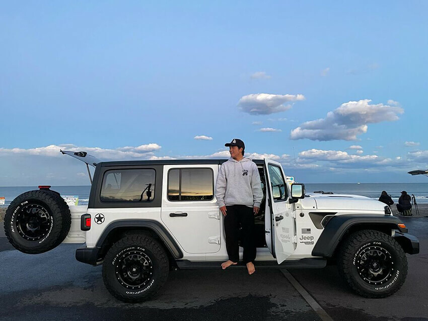 村田選手の最初の愛車が、白の『Jeep Wrangler』。世界初の4WD市販車「ジープ」の系譜を受け継ぐ正統派クロカンでもあり、3.6L V6エンジンがもたらす余裕あるパワーは、道を選ばない。どんな波にも立ち向かうプロサーファーに通じるタフさを持っている。