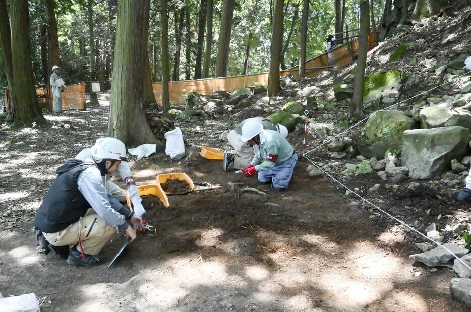 滋賀県の安土城跡で行われた発掘調査＝1日午前