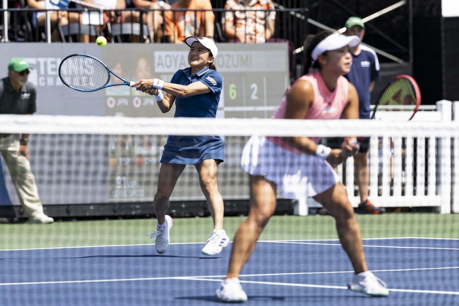 クリーブランド選手権女子ダブルス決勝でプレーする青山修子（左）、穂積絵莉組＝24日、クリーブランド（ゲッティ＝共同）