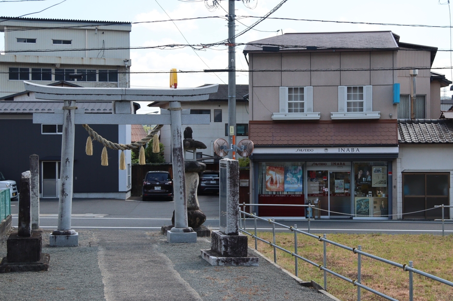 イナバ化粧品店（右）の目の前にある鳥居=岡山県津山市川崎