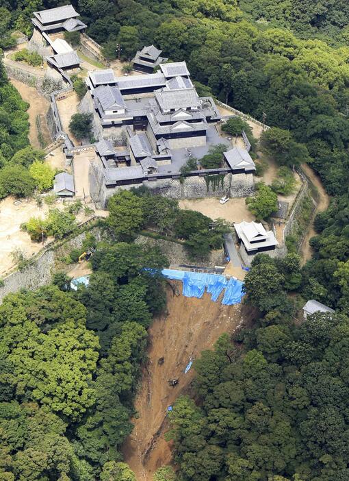 土砂崩れが発生した松山城付近の斜面＝7月12日、松山市