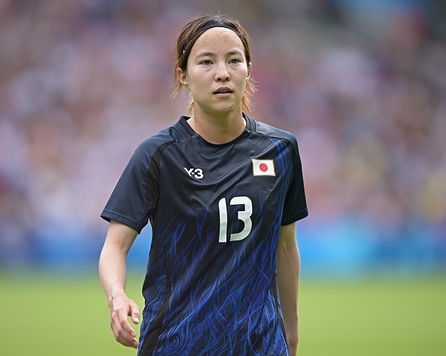 ヘッケンのユニフォーム姿を披露した北川。写真：金子拓弥（サッカーダイジェスト写真部／JMPA代表撮影）