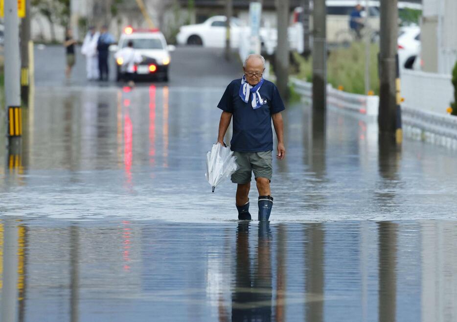 大雨により冠水した岐阜県大垣市内＝31日午後3時56分