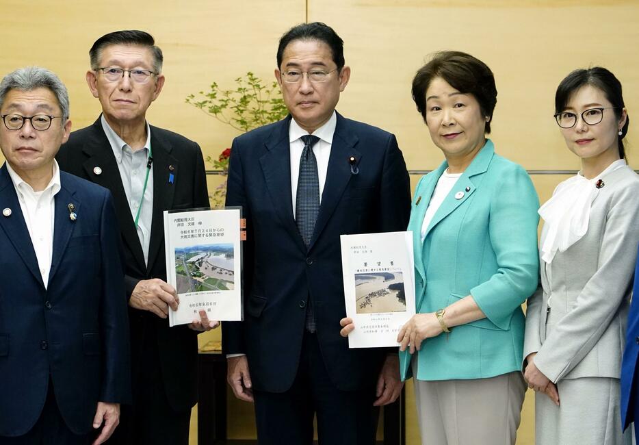 秋田県の佐竹敬久知事（左から2人目）と山形県の吉村美栄子知事（右から2人目）から要望書を受け取る岸田首相（中央）＝6日午後、首相官邸