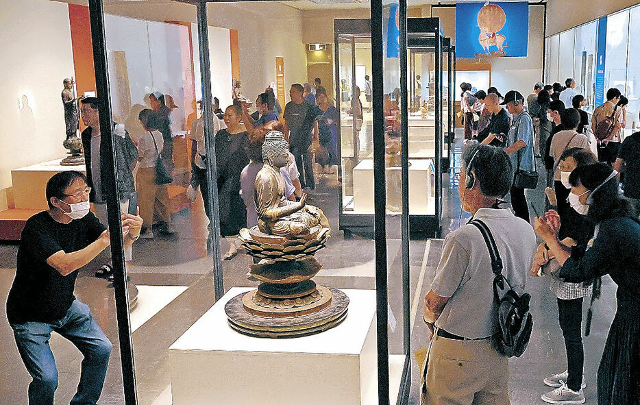 国宝「薬師如来坐像」を鑑賞する来場者＝金沢市の石川県立美術館