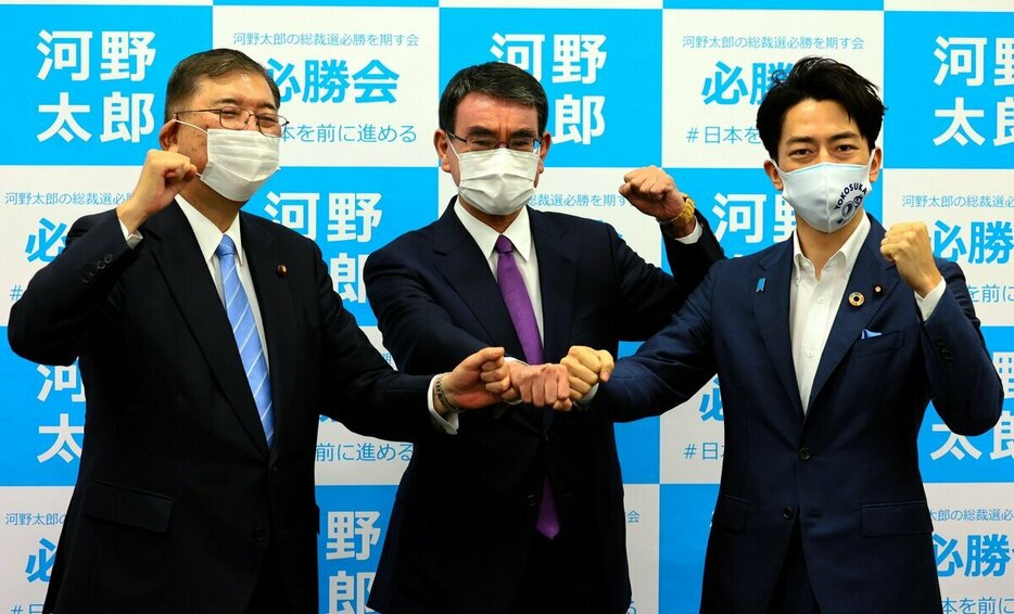 2021年の総裁選で河野太郎氏（中央）を石破茂氏（左）、小泉進次郎氏（右）が支援した「小石河連合」