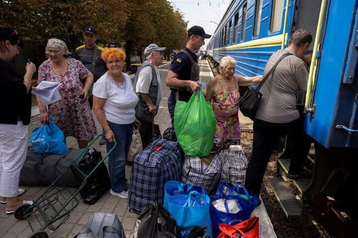 ロシア軍が迫って避難するポクロウシクの住民　REUTERS/Thomas Peter