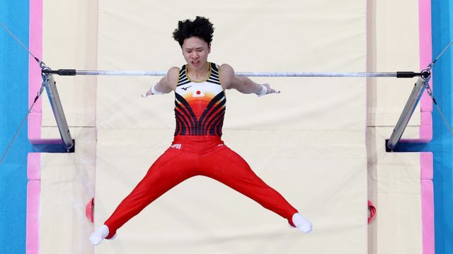 パリオリンピック体操男子で“3冠”を獲得した岡慎之助選手(写真:ロイター/アフロ)