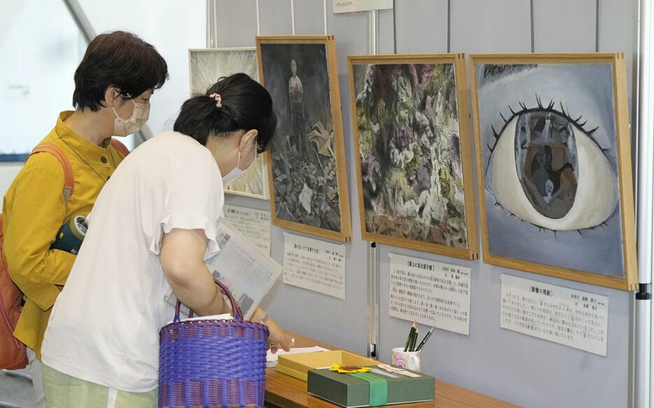 被爆者の体験を元に制作された絵画の展示会＝4日午後、福岡市