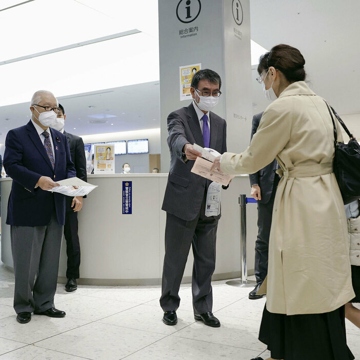 マイナ保険証の利用を呼びかける河野デジタル相と武見厚労相