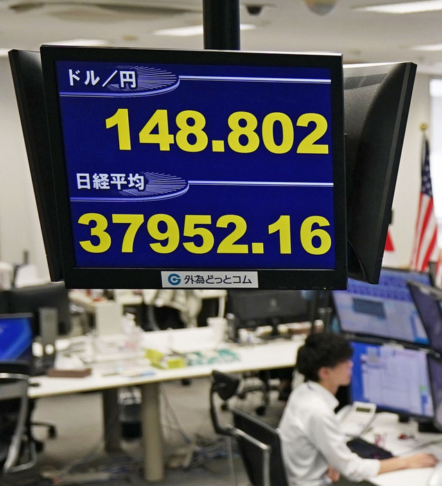 一時1ドル＝148円台を付けた円相場と、3万8000円を下回った日経平均株価を示すモニター＝1日午前、東京都港区の外為どっとコム