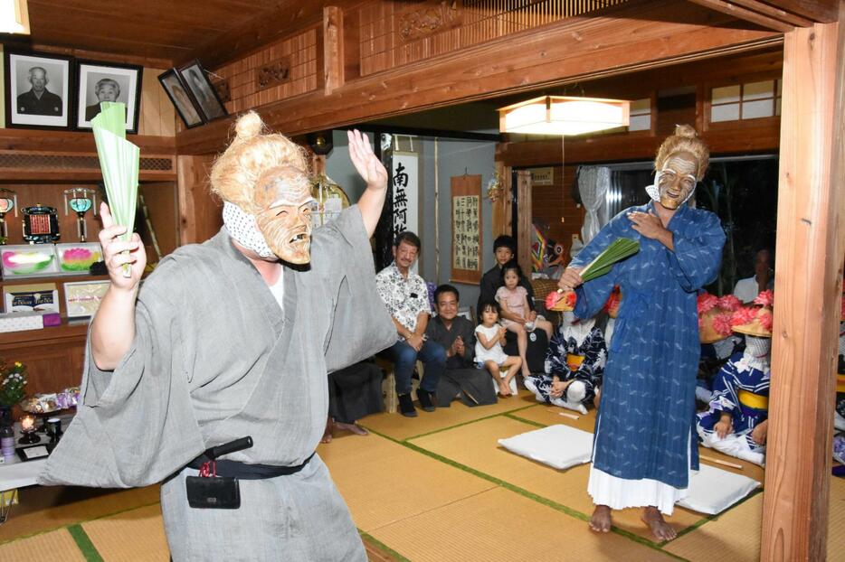 踊りや珍問答を披露するウシュマイ（左）とンミー＝16日、石垣市登野城