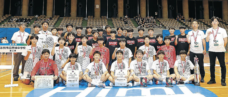 準優勝の氷見西條男子＝氷見市ふれあいスポーツセンター